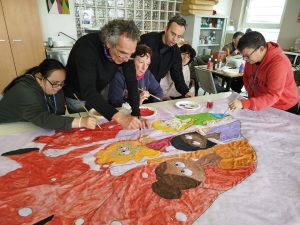 Personas haciendo mural por el dia de la mujer