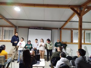 Personas haciendo mural por el dia de la mujer