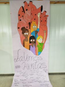 Personas haciendo mural por el dia de la mujer