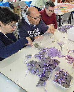 Personas haciendo mural por el dia de la mujer