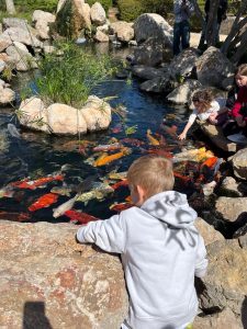 Niños en acuario