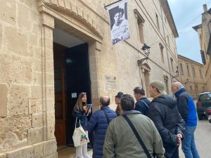 Personas en visita cultural