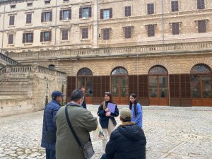 Personas en visita cultural