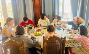 Personas comiendo