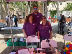 Personas en mercadillo