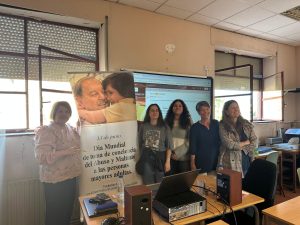 Personas en charla sobre edadismo