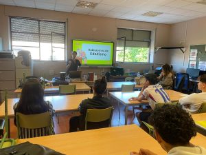 Chicos en charla en instituto