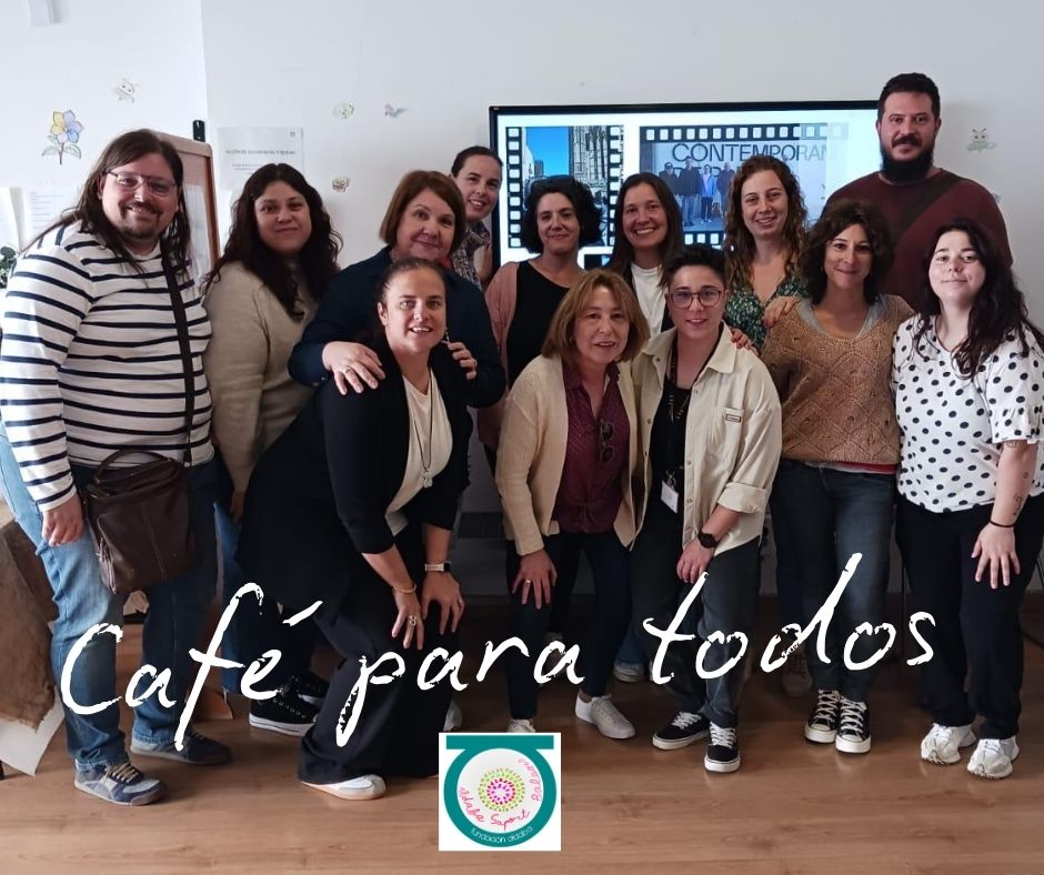 Personas posando en jornadas de trabajo en red