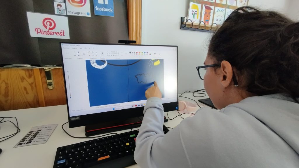Persona en taller de informática