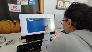 Persona en taller de informática