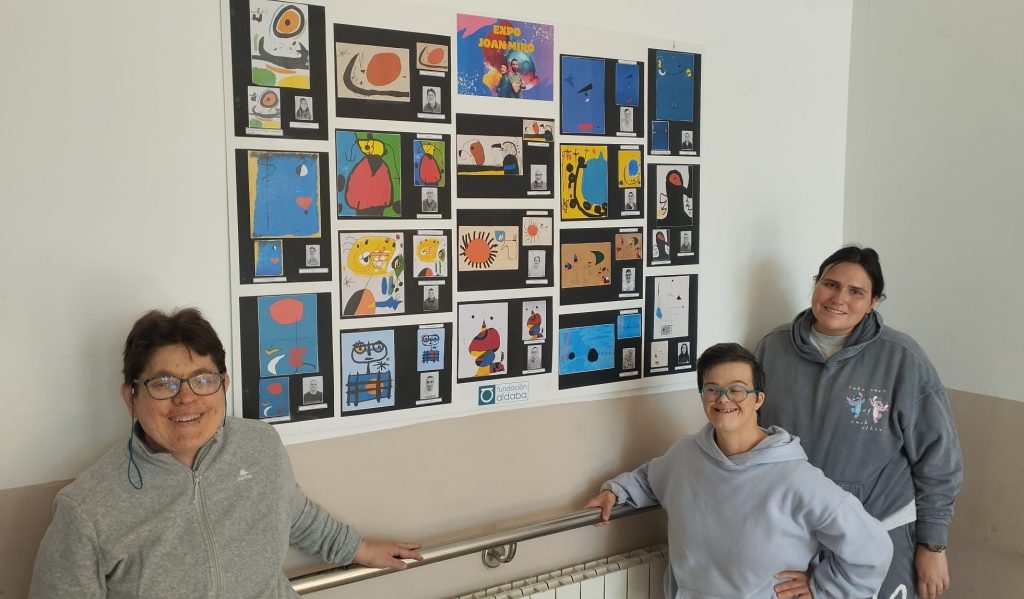 Chicas en la exposición