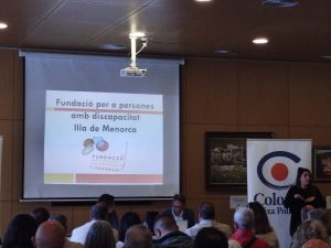 Personas en acto institucional