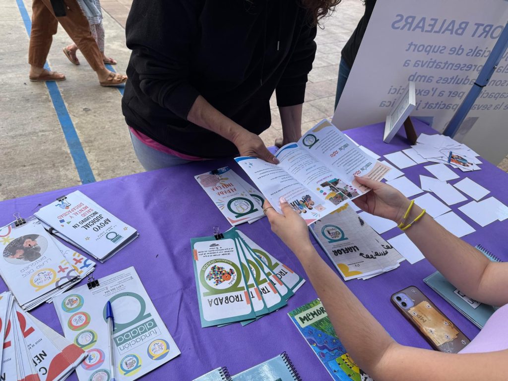 Personas firmando en diada del voluntariado