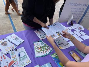 Personas firmando en diada del voluntariado