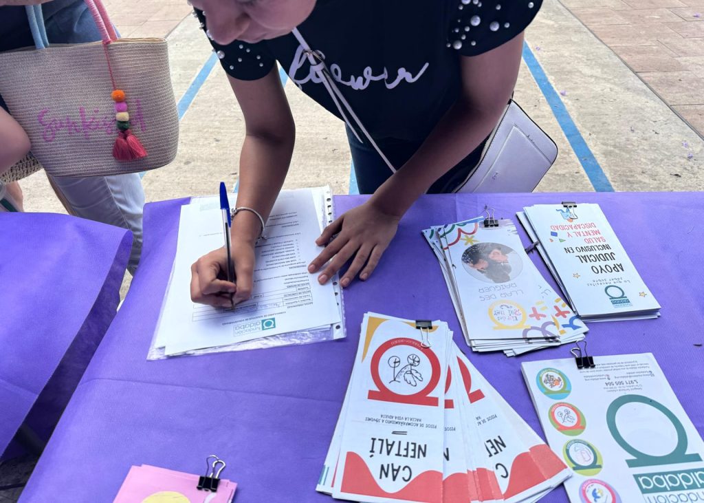 Personas firmando en diada del voluntariado