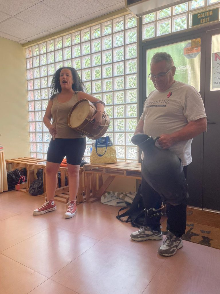 Chicos en taller de percusión