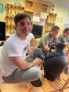 Chicos en taller de percusión