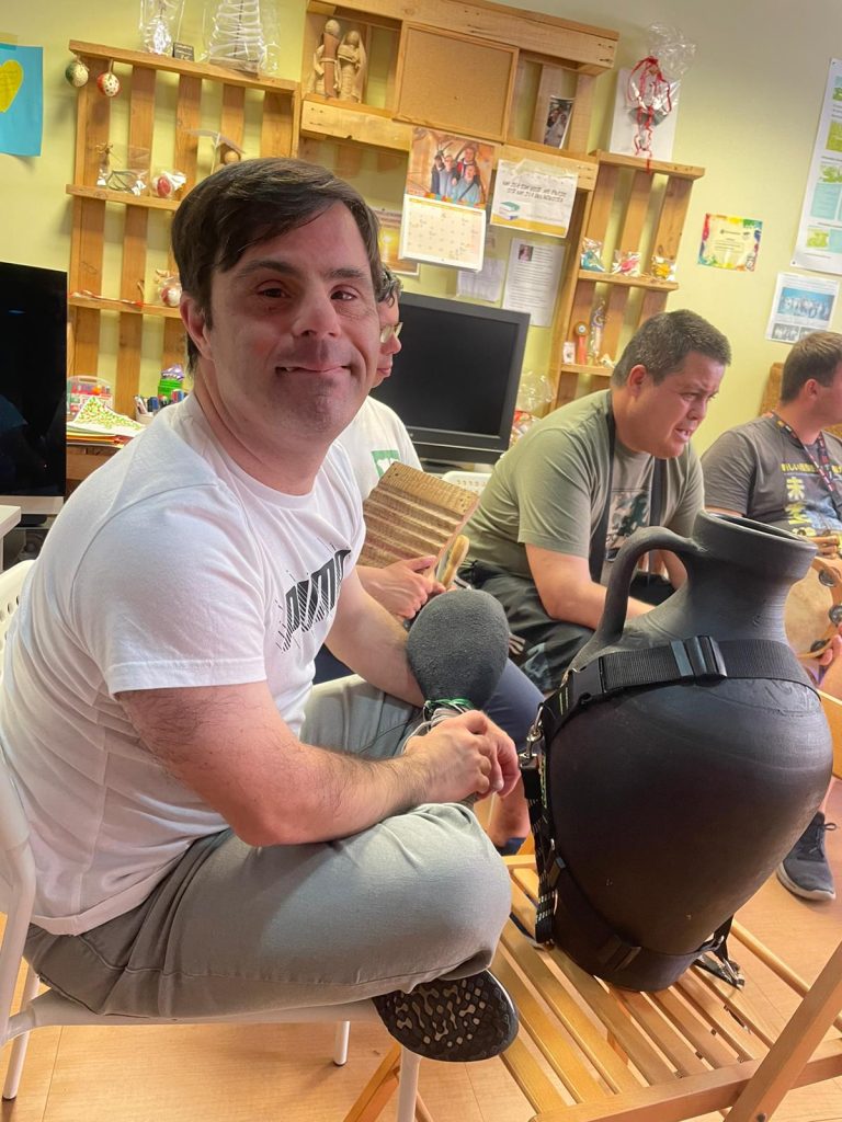 Chicos en taller de percusión