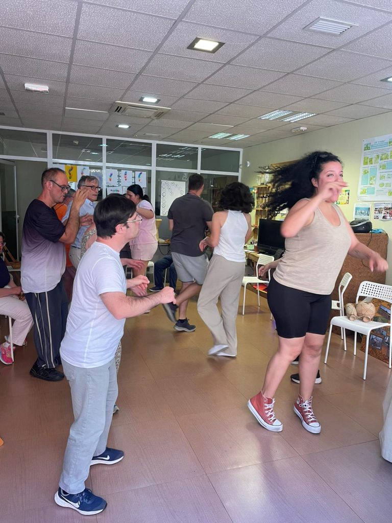 Chicos en taller de percusión