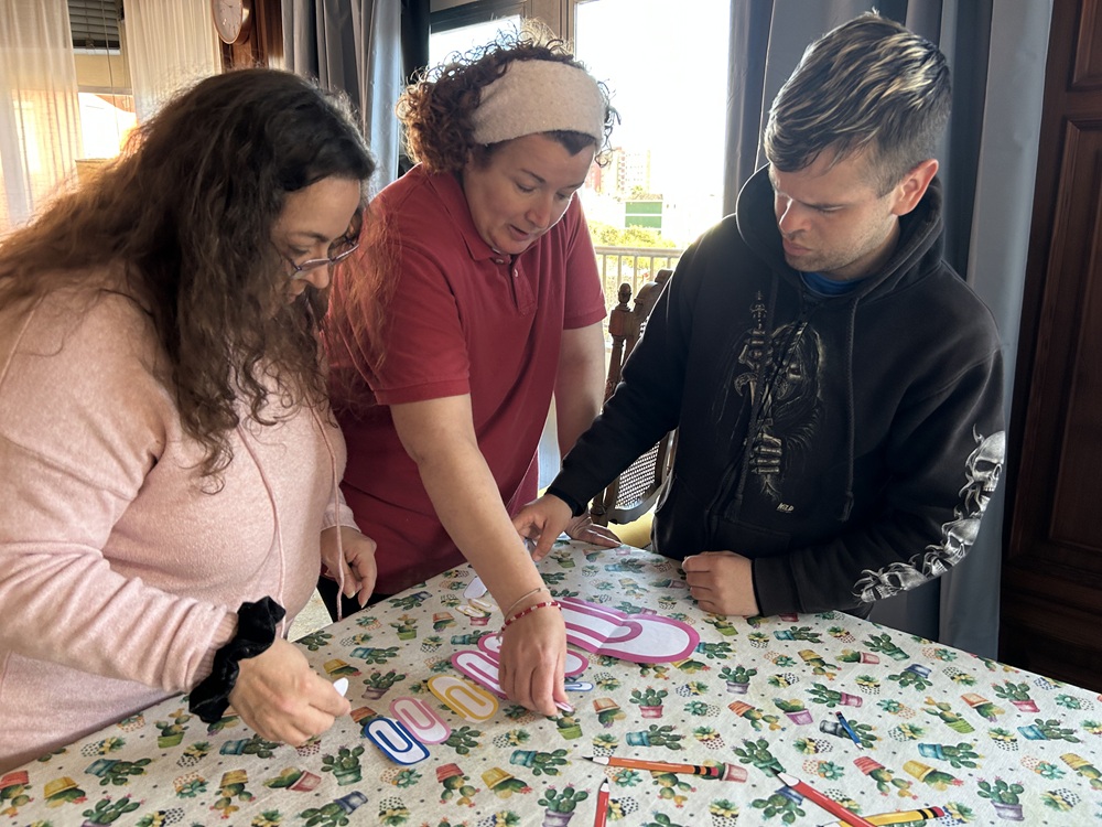 Personas en distintos talleres y actividades