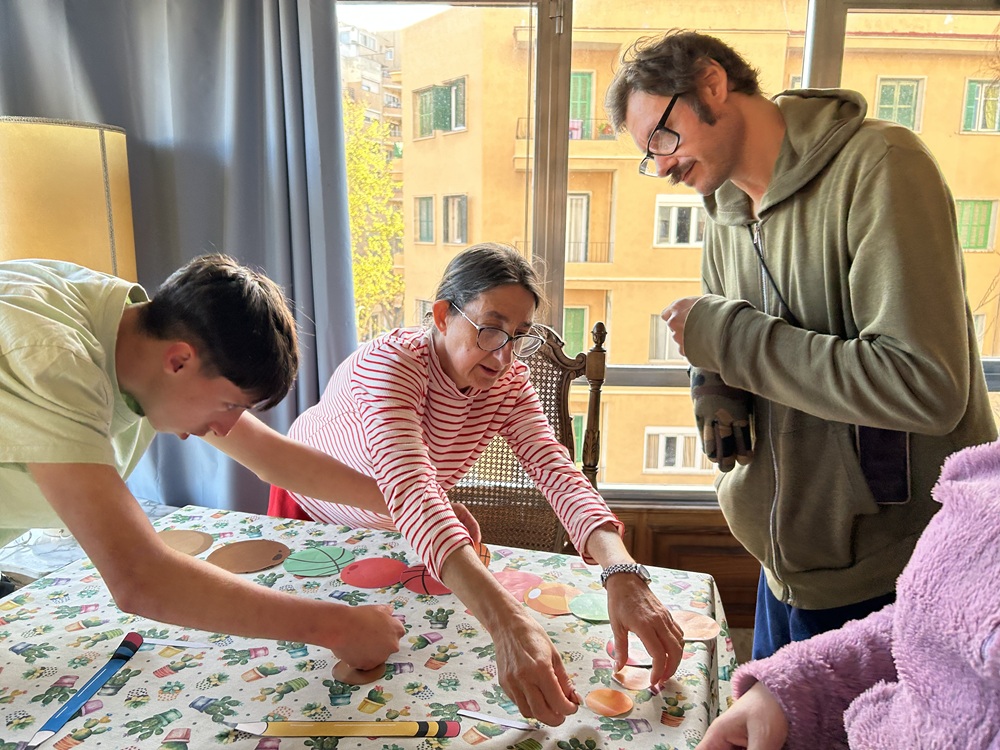 Personas en distintos talleres y actividades