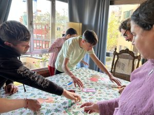 Personas en distintos talleres y actividades