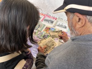 Personas viendo fotos antiguas