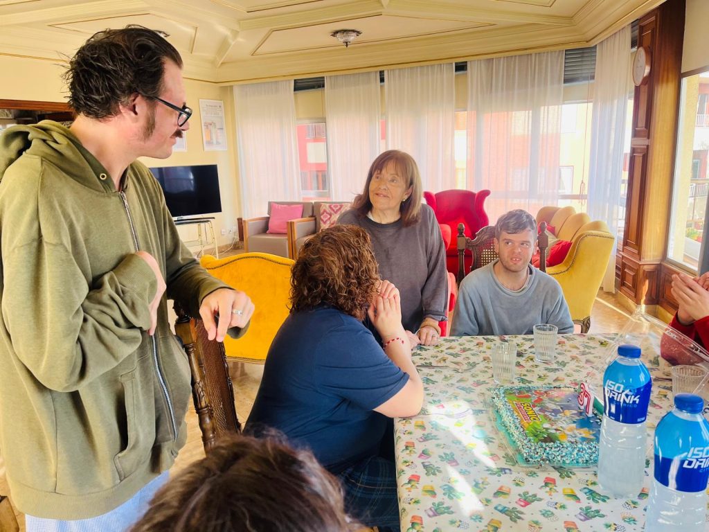 Personas celebrando cumpleaños