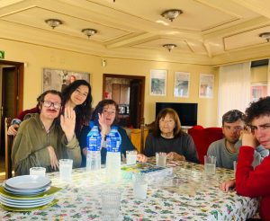 Personas celebrando cumpleaños