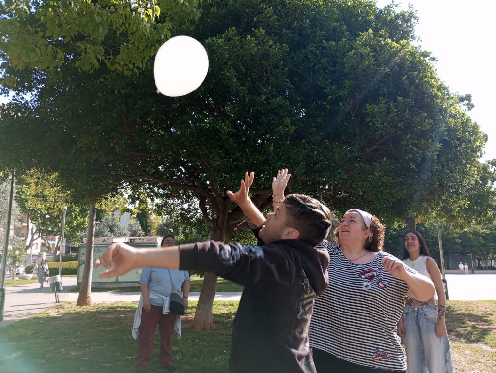 Personas jugando al aire libre
