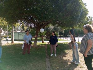 Personas jugando al aire libre