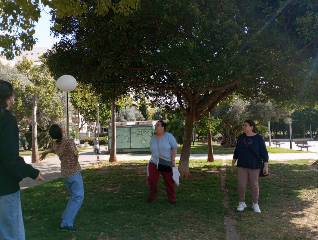 Personas jugando al aire libre