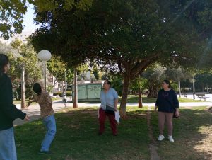 Personas jugando al aire libre