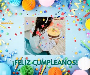 Niña soplando velas