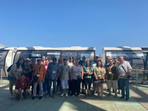 Personas en visita al museo