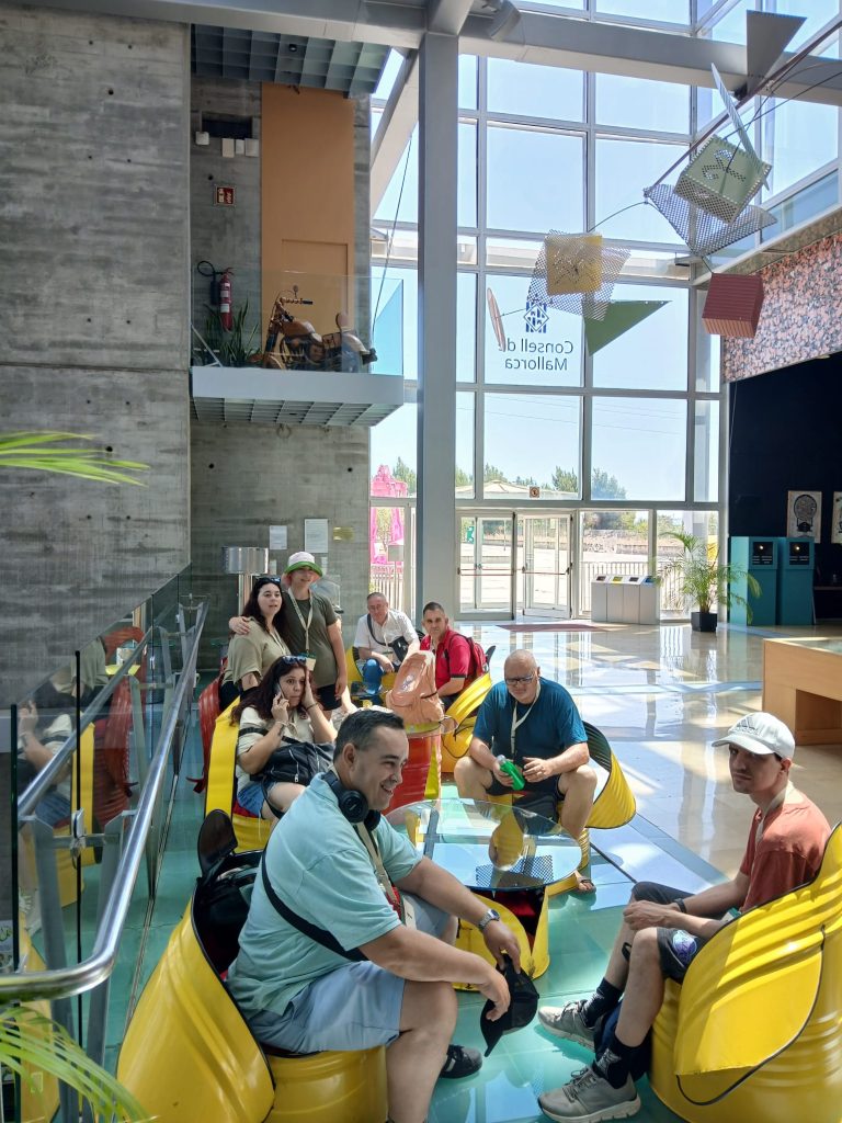 Personas en visita al museo