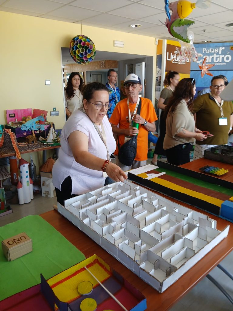 Personas en visita al museo