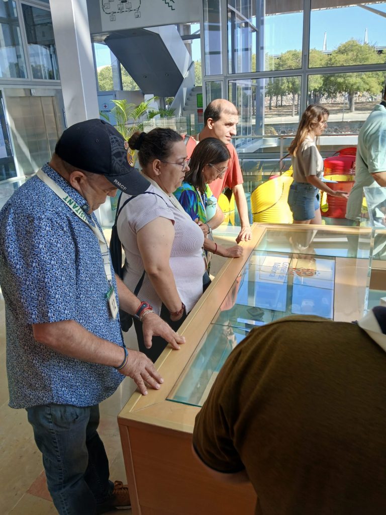Personas en visita al museo