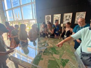 Personas en visita al museo