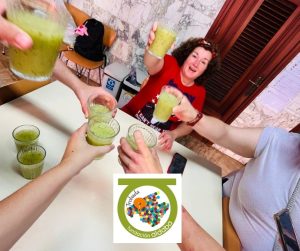 Personas tomando zumos