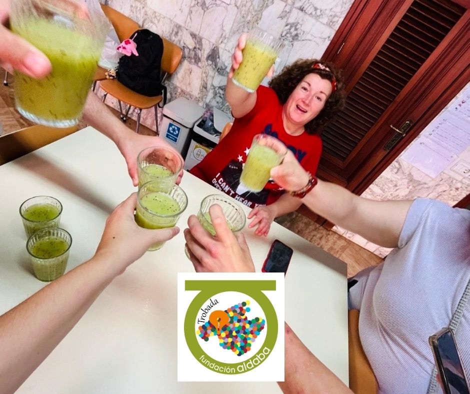 Personas tomando zumos