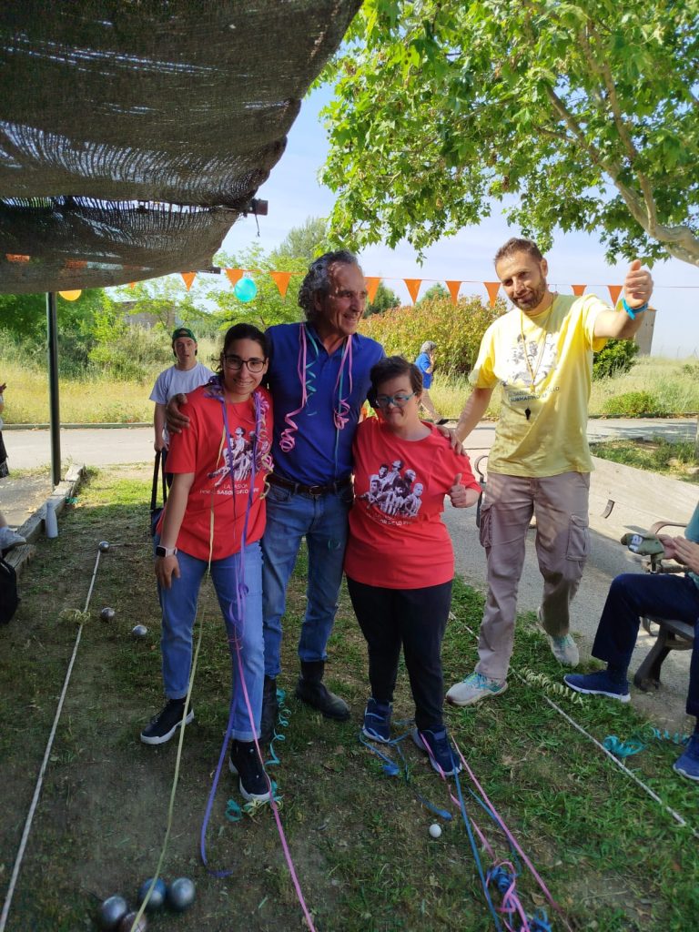 Personas en torneo de petanca