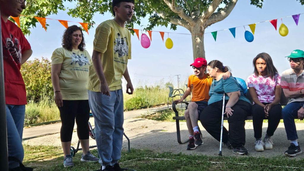 Personas en torneo de petanca
