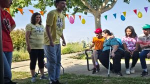 Personas en torneo de petanca
