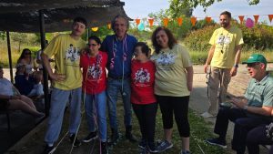 Personas en torneo de petanca