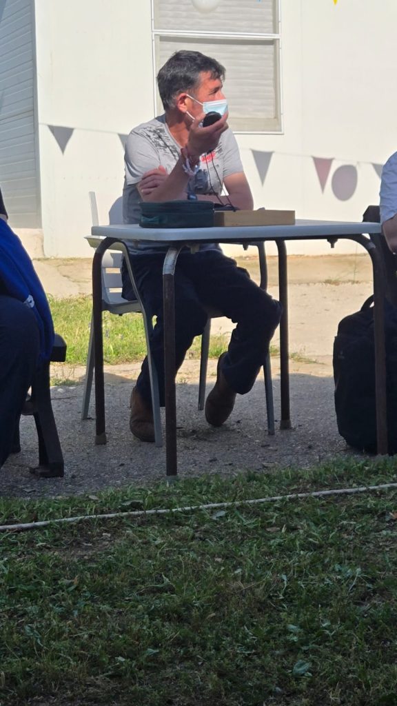 Personas en torneo de petanca