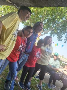Personas en torneo de petanca