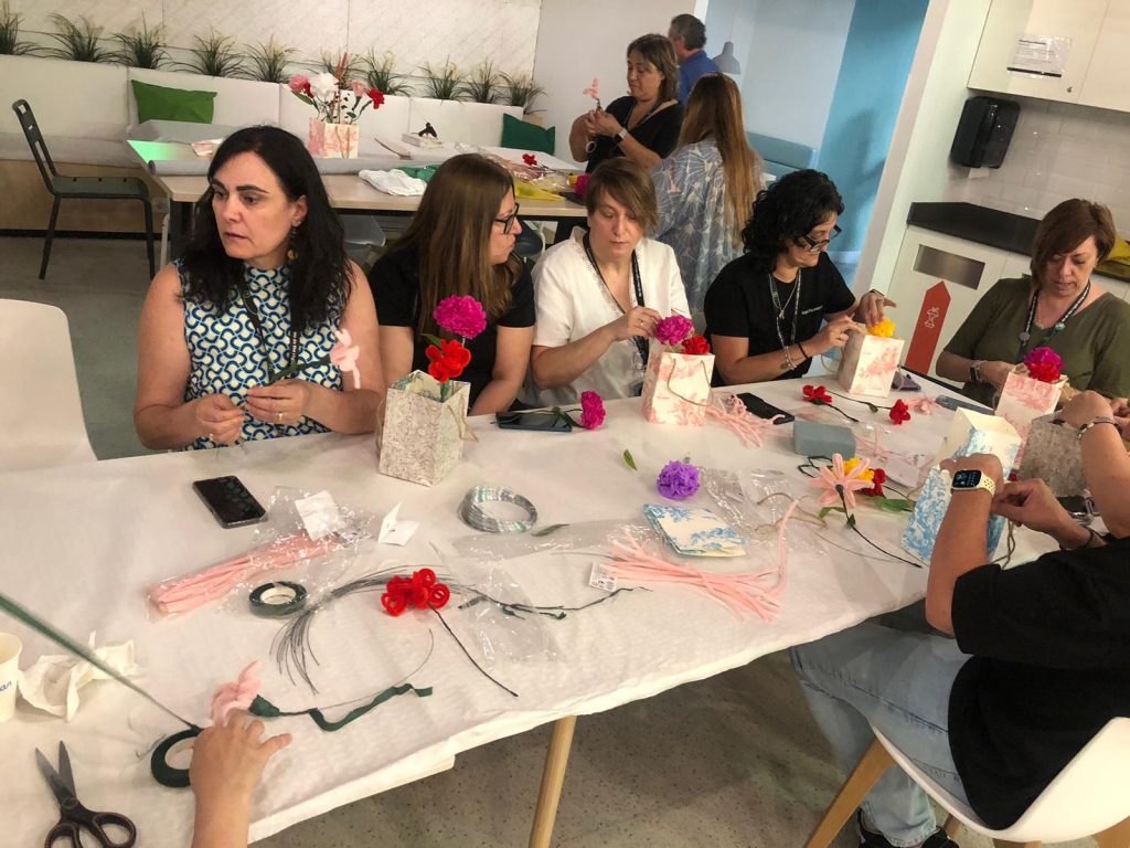 Personas en taller