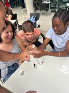 Personas en piscina pintando las uñas
