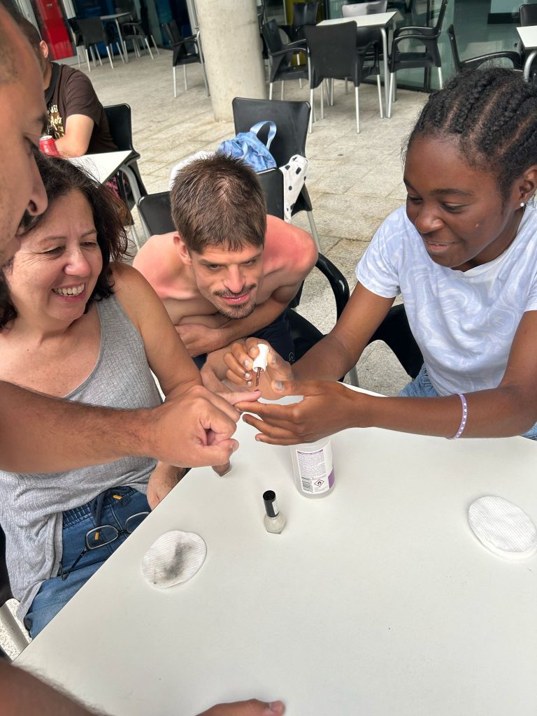 Personas en piscina pintando las uñas